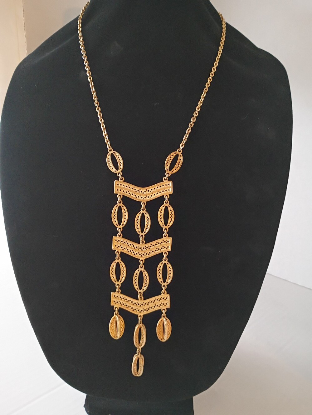Gold Tone Stella And Dot Metal Filigree Lariat Necklace "Kimberly"
